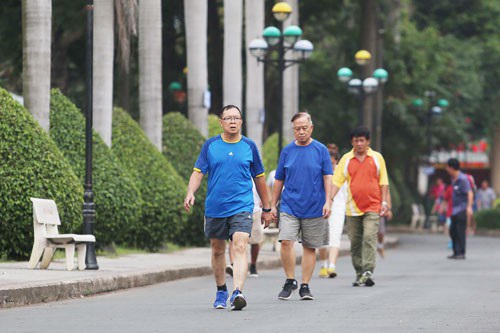 đi bộ điều trị viêm khớp dạng thấp